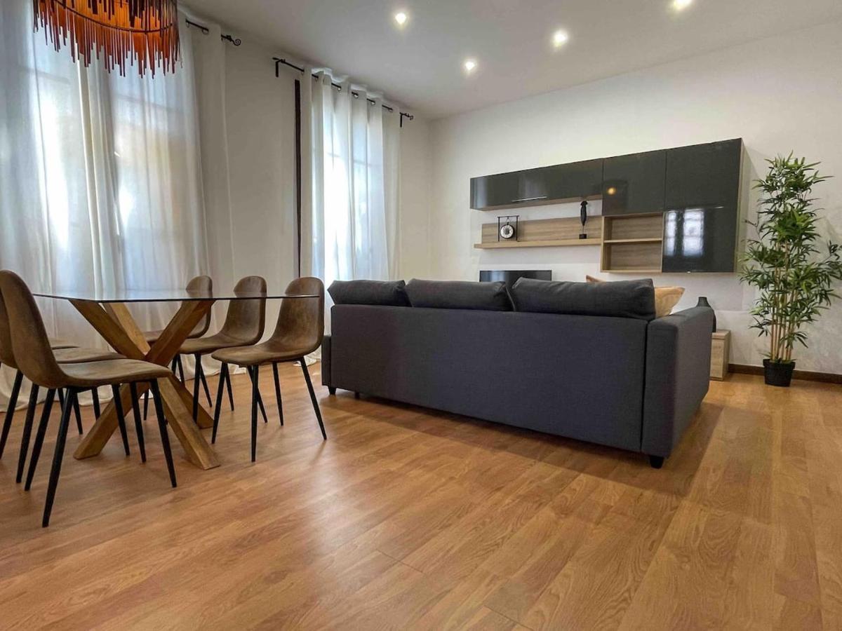Hostourist Fira Plaza Espana 3 Rooms Barcelona Bagian luar foto